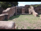 03042 ostia - castrum - decumanus maximus - caseggiato del portico delle mura del castrum (i,i,4) - fuenfter laden - bli ri westen - 09-2022.jpg